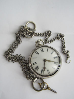 שעון כיס כסף אנגלי תחילת המאה ה-19 מתיחה עם מפתח ושרשרת כסף עתיקה מכסים חתום במצב עובד קוטר 