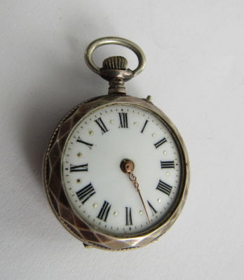 שעון כיס קטן כסף 800 שוויצרי חתום 2 מכסים עם כיתוב חסר זכוכית מצב לא עובד דרוש תיקון