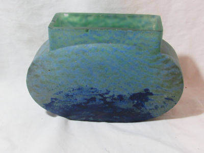 אגרטל זכוכית daum nancy חתום מרשים גובה 12 ס׳׳מ רוחב 17.5 ס׳׳מ עומק 6 ס׳׳מ- ציפים קטנים מאוד