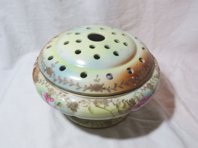 פודפורי פורצלן h&amp;s אוריינטל כנראה מזרח רחוק חתום מעוטר ציורי יד וקובצי גובה 13 ס׳׳מ כולל 