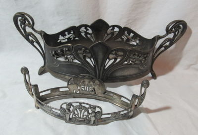 שתי יח' סנטר פיס WMF ללא הזכוכיות פיוטר ארט נובו 1900 גבהים 17,7 ס׳׳מ רוחב 31.5, 19.5 ס׳׳מ