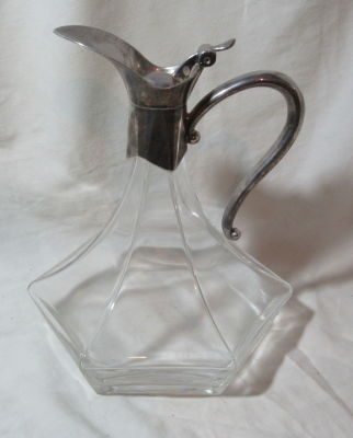 דקנטר של ימאים - בסיס רחב - ארט דקו זכוכית ומתכת גובה 22 ס׳׳מ גודל בסיס 14x17 ס׳׳מ