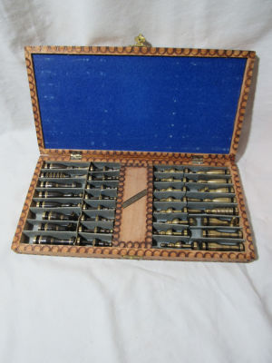 סט שח ברונזה "טפיח " מקורי חתום בכל החלקים ועל חיילי הסוסים חתום ירושלם עם קופסת עץ מקורית