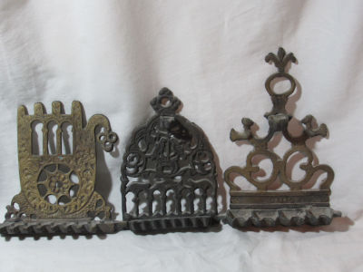 3 חנוכיות מתכת שונות בגדלים שונים בין 14 ל 19 ס"מ