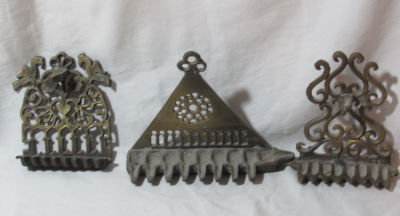 3 חנוכיות מתכת שונות בגדלים שונים- גובה בין 12 ל 14 ס"מ