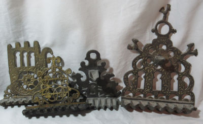 4 חנוכיות מתכת שונות בגדלים שונים גובה בין 13 ל 24 ס"מ