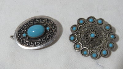 2 סיכות כסף עבודת פיליגרן באחד חתום 925 ירושלם יוצר בישראל משובצים תורקיזים אחת מהם חתומה בצלאל 