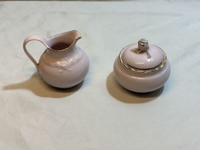 לוט כלי פורצלן: קנקן קרמיקה ישן ציורים וצבוע ביד חתום גובה 20 ס''מ סט כלי לסוכר עם מכסה וקנקן 