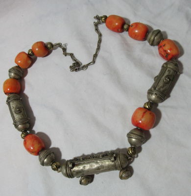 שרשרת עם קמע כסף נמוך וקורל במבוק עבודת תבליטים אורך 80 ס''מ