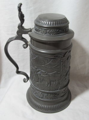 גביע פיוטר לבירה עם מכסה גרמני ישן גובה 22 ס''מ חתום עבודת תבליטים מעוטר סצנות גרמניות