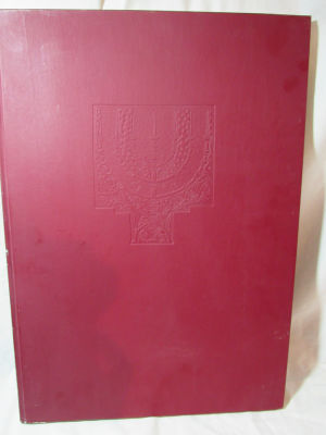 A Majmuni Kodex ספר מודפס של יהודי הונגריה כולל צילומים בצבע של כתבי יד, מגילות, הגדות עתיקות 