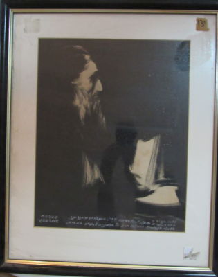 אברהם גולדברג רישום פחם שחור דמות עם הקדשה לא כולל מסגרת 28X36 ס''מ