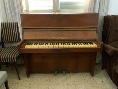 פסנתר bentley superb גובה 107 ס׳׳מ רוחב 116 ס׳׳מ עומק 52.5 ס׳׳מ 
נמצא בדירה בת"א