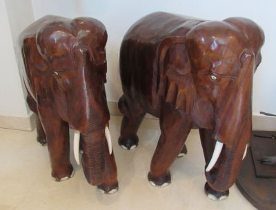 זוג פסלי עץ פילים, בגובה 62 ס"מ 22X55 ס"מ , ניבים ועיניים צבועות בלבן