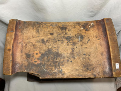 שרפרף - כסא קטן עץ עתיק מאוד - משטח 37X21 ס"מ - גובה 22 ס"מ 
פגם בחלק מהמשטח