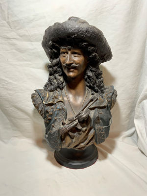 פסל קרמיקה ארט נובו דמות נגן כינור - חתום ע"י האמן- גובה 42 ס"מ - צ'יפים קטנים מאוד