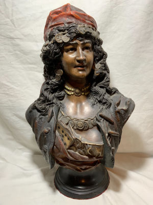 פסל קרמיקה ארט נובו דמות אישה עם קלפים - חתום ע"י האמן- גובה 41 ס"מ