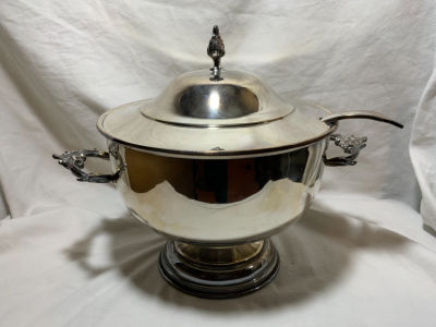 כלי מוכסף עם מכסה וכף הגשה גובה 23 ס"מ - קוטר 21 ס"מ - חתום EPNS