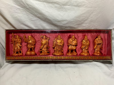 אוסף שבעת האלים - פיסול חומר יצוק - גובה בין 10 ל 11 ס"מ בקופסה עם מכסה זכוכית 
47X13X6 ס"מ