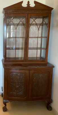 ויטרינה בסגנון קווין אן שני חלקים במצב טוב - גובה 204 ס"מ - רוחב 98 ס"מ - עומק 52 ס"מ 
הפריט 