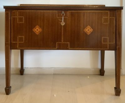 מזנון בריטי עם מגירות מתאים לכלי סכו"ם עץ מרקטרה איכותי 106X50X87 ס"מ מצב טוב 
הפריט נמצא 