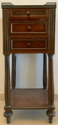 שידת מגירות עם משטח שיש ונחושת ומגירות - גובה 90 ס"מ - 39X37 ס"מ מצב טוב 
הפריט נמצא בפתח 