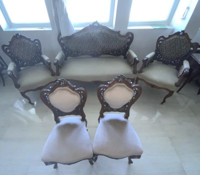 מערכת ישיבה עץ וריפוד בסגנון צרפתי כולל ספה דו מושבית 136X62X100 ס"מ - 2 כורסאות עם משענות 