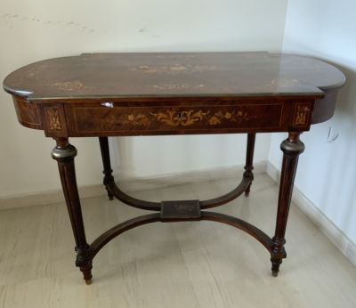 שולחן עץ מרקטרה אנגלי מאה 19 איכותי 114X64X75 ס"מ שמור טוב 
הפריט נמצא בפתח תקווה - הקונה 