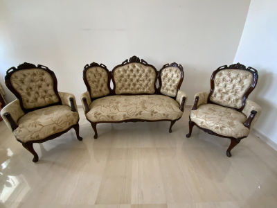 מערכת ישיבה בסגנון עתיק עץ וריפוד במצב טוב כולל ספה 146X65X110 ס"מ - 2 כורסאות עם משענות 