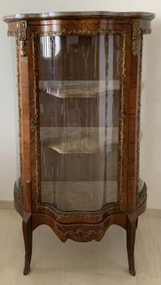 ארון ויטרינה צרפתי מפואר עץ עם עיטורי ברונזה שמור טוב 146X91X48 ס"מ 
הפריט נמצא בפתח תקווה - 
