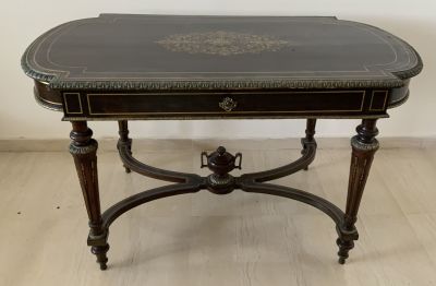 שולחן כתיבה צרפתי מאה 19עץ ועיטורי ברונזה מפואר עם מגירה 130X72X75 ס"מ 
הפריט נמצא בפתח 