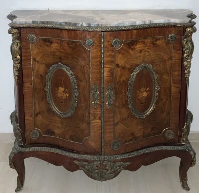 שידת קבינט צרפתית מאה 19 עץ ועיטורי ברונזה עם משטח שיש 118X44X96 ס"מ 
הפריט נמצא בפתח תקווה - 