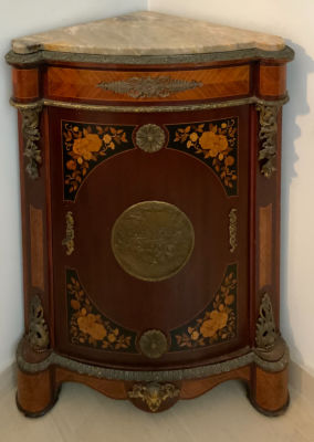 שידה פינתית מאה 19 עץ מרקטרה וברונזה -גובה 91 ס"מ - רוחב 73 ס"מ -עומק 51 ס"מ 
הפריט נמצא בפתח 