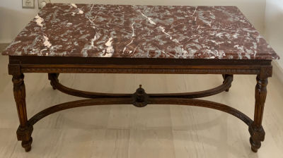 שולחן עץ משטח שיש גובה 51 ס"מ - משטח 102X41 ס"מ 
ההפריט נמצא בפתח תקווה - הקונה יקבל את הפריט 