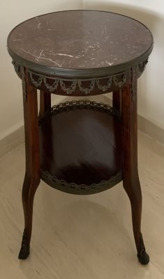 שולחן עץ שיש וברונזה גובה 56 ס"מ קוטר 40 ס"מ 
הפריט נמצא בפתח תקווה - הקונה יקבל את הפריט 