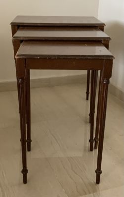 שלישית שולחנות עץ 47X34X55 ס"מ 
הפריט נמצא בפתח תקווה - הקונה יקבל את הפריט בפתח תקווה אחרי 