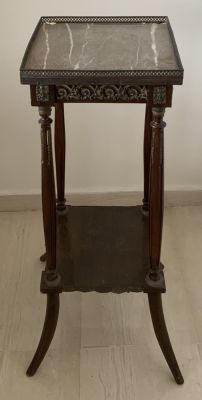 שולחן עץ שיש ונחושת עתיק 47X34X55 ס"מ 
הפריט נמצא בפתח 