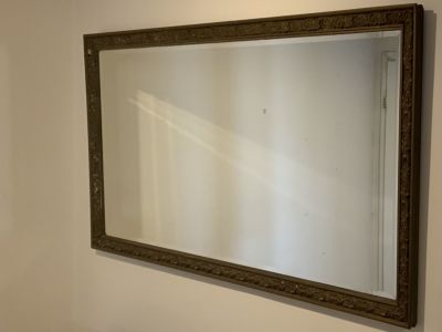 מראה במסגרת עץ 130X70 ס"מ 
הפריט נמצא בפתח תקווה - הקונה יקבל את הפריט בפתח תקווה אחרי התשלום 