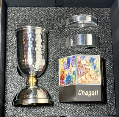 סט CHAGALL גביע קידוש עם בסיס גובה כולל 23 סמ מלווה במתקן לבשמים וזוג פמוטים עם מקום לנר הבדלה 