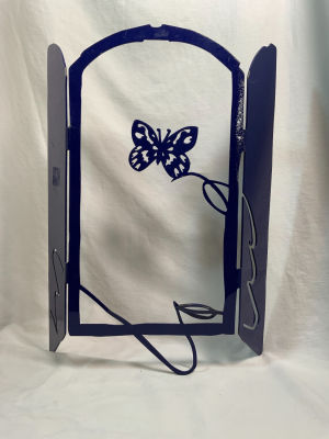 דודו גרשטיין חיתוך לייזר פרפר על עדן החלון משומש 40X29 ס׳׳מ