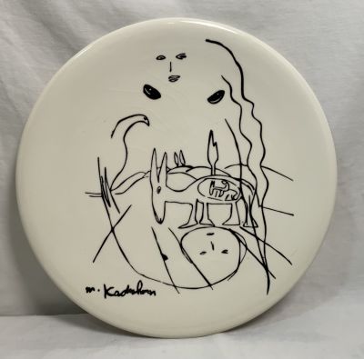 צלחת פורצלן מנשה קדישמן דמויות שונות חתום קוטר: 26 ס''מ