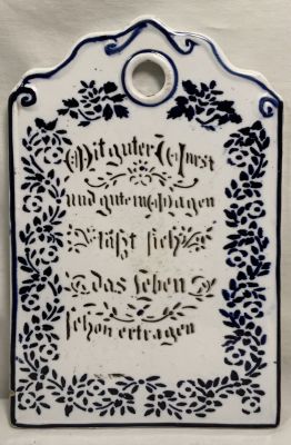 פלאטת פורצלן הולנדי חתום ממוספר מעוטר כיתוב ופרחים גודל: 25X17 ס''מ