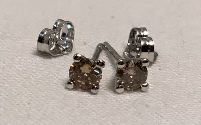 זוג עגילי זהב לבן 14K משובים 2 יהלומים של 0.22 CT כל אחד -צבע קוניאק מבריק משקל 0.7 גרם חדש לא 
