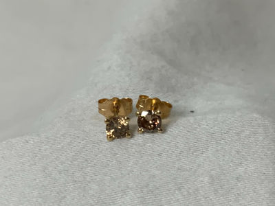 זוג עגילי זהב ורוד 14K משובים 2 יהלומים של 0.23 CT כל אחד -צבע קוניאק מבריק- משקל 0.7 גרם חדש 