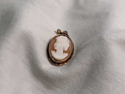 תליון קמאו זהב 14K עם עבודת גילוף גודל 2X1.5 ס''מ משקל 2.4 גרם