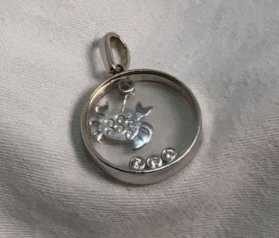 תליון זהב 14K משקל 3.2 גרם משובץ 9 יהלומים שונים קוטר 1.8 מ''מ