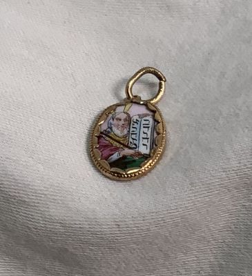 תליון זהב 1.2 גרם עם ברכה כתובה עליה בעברית ובצד השני משה ולוחות הברית 1.5X1 מ''מ