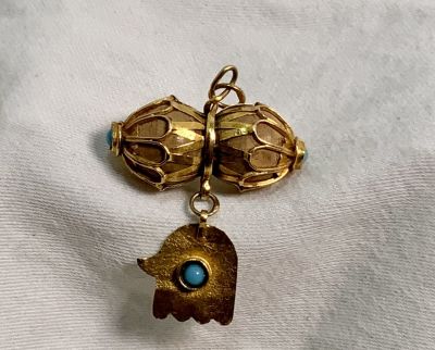 תליון זהב 18K (כנראה 21K) עירקי משקל ברוטו 3.1 גרם גודל 2.5X3 ס''מ