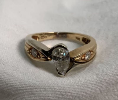 טבעת זהב 14K משולב לבן וצהוב משובץ יהלום טיפה של כ 0.70 CT ניקיון P1 צבע I-J - ועוד 2 יהלומים 