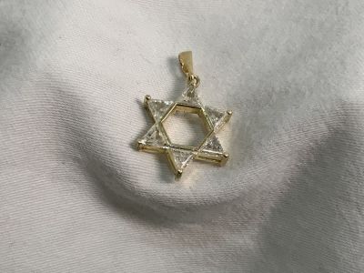תליון מגן דוד זהב 14K משובץ 6 יהלומים כ1 CT סה''כ משקל התליון 1.7 גרם גודל 1.7X1.5 ס''מ